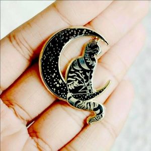 Crescent Moon & Black Cat enamel pin🌙